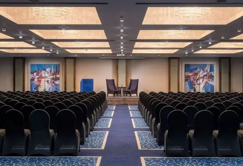 Отель Renaissance London Heathrow