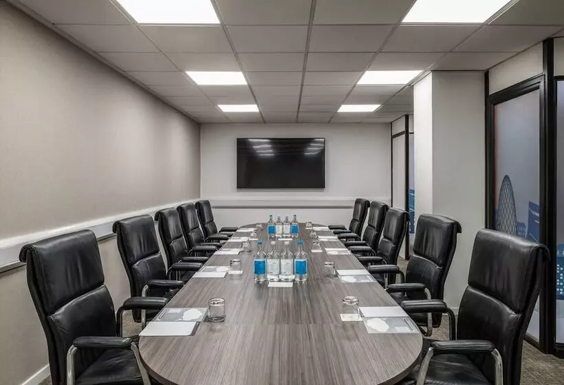 Отель Renaissance London Heathrow