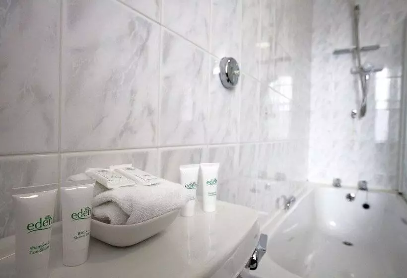 Отель The Queen S