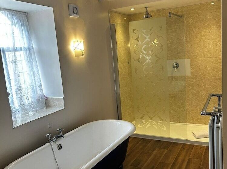 هتل The Rose And Crown