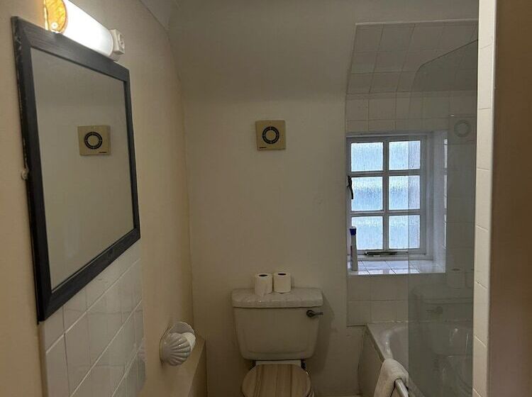 هتل The Rose And Crown