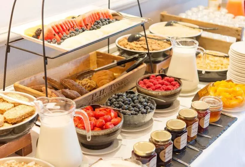 Отель The Royal Castle