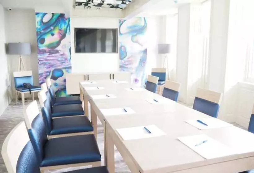 Отель The Royal Yacht