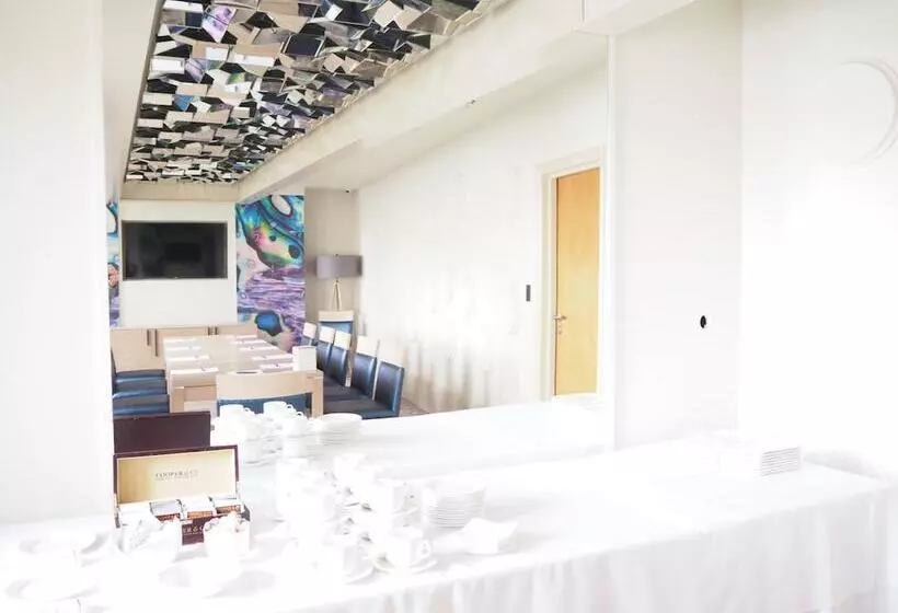 Отель The Royal Yacht