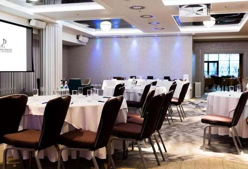Отель The Royal Yacht