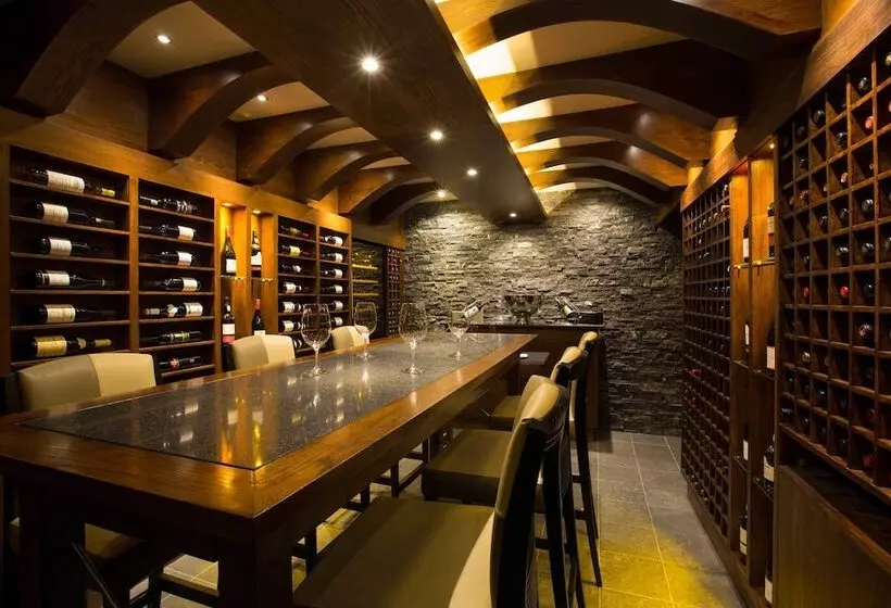 Отель The Royal Yacht