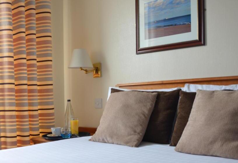 The Riviera Hotel & Apartments   Alum Chine