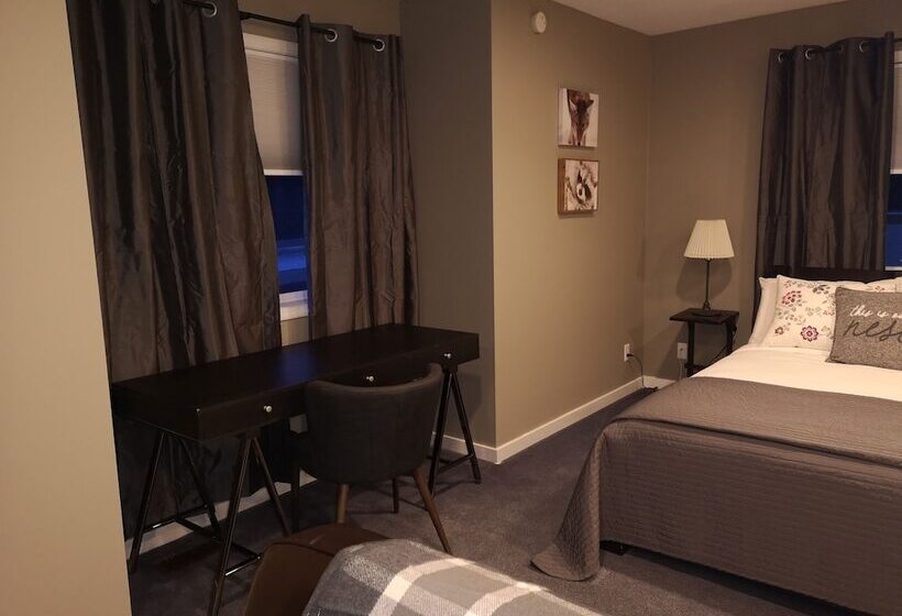 Отель Banff Boundary Lodge