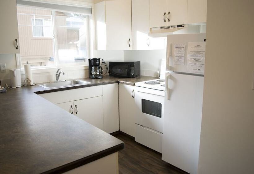 Отель Banff Boundary Lodge