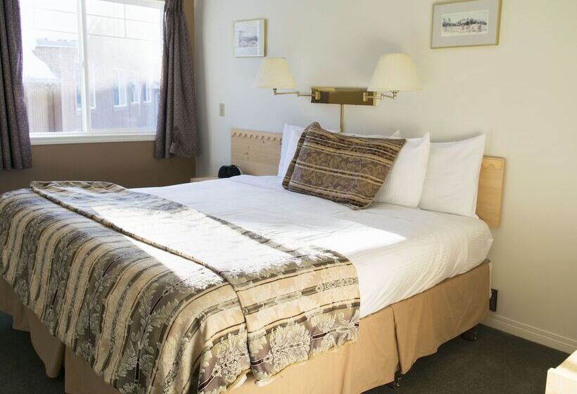 Отель Banff Boundary Lodge