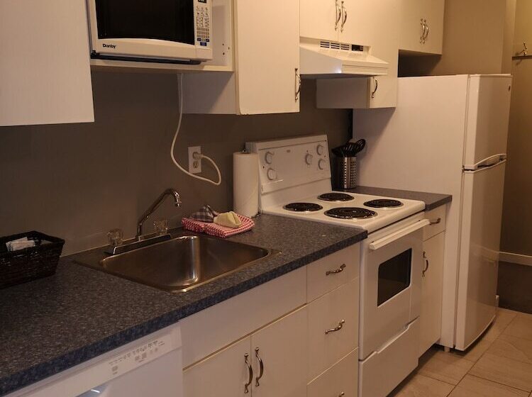 Отель Banff Boundary Lodge