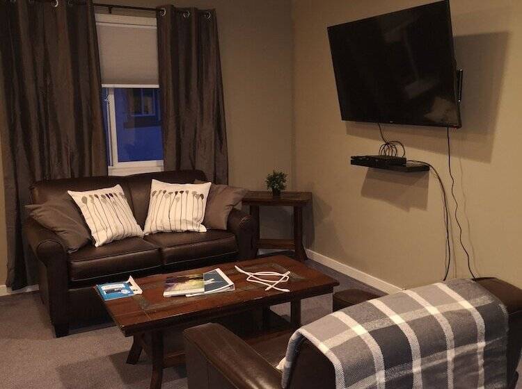 Отель Banff Boundary Lodge