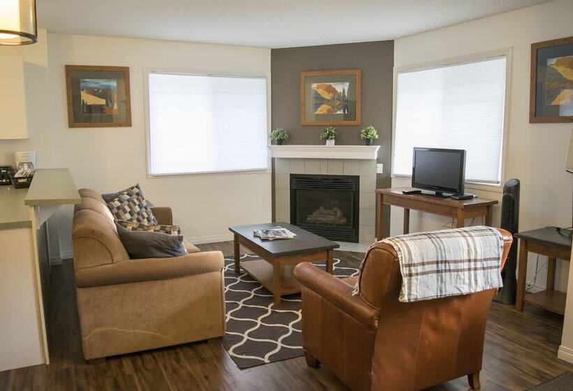 Отель Banff Boundary Lodge