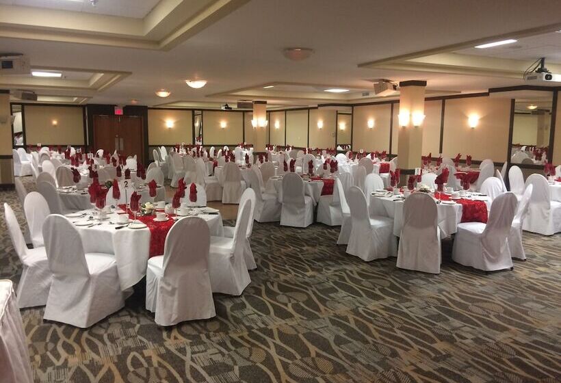 هتل Canad Inns Destination Centre Fort Garry