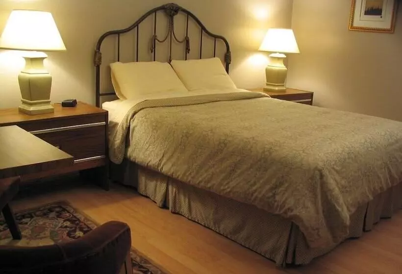 Отель Coach House Inn