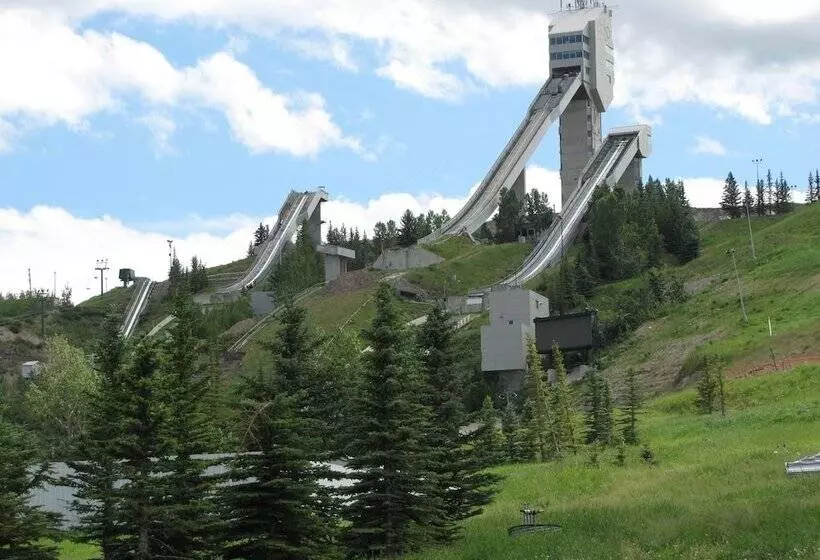 Four Points By Sheraton Hotel & Suites Calgary West