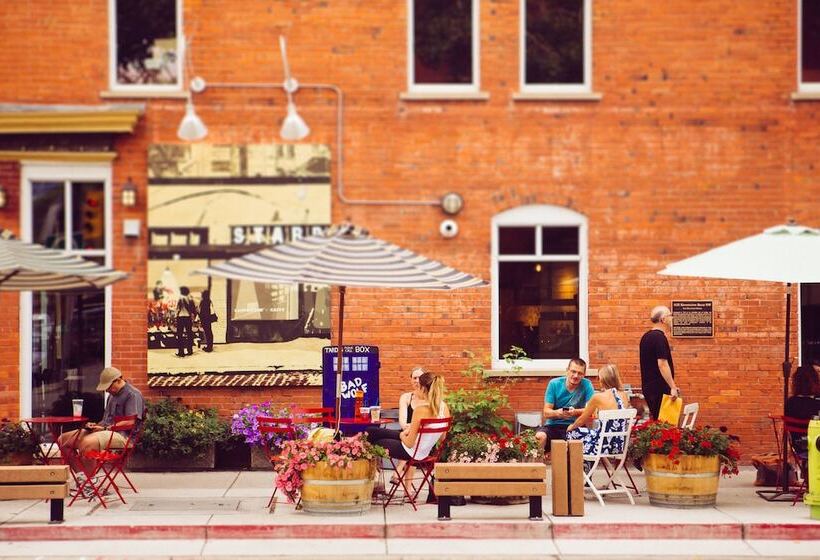 Four Points By Sheraton Hotel & Suites Calgary West