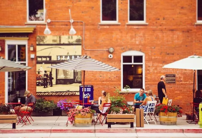 Four Points By Sheraton Hotel & Suites Calgary West