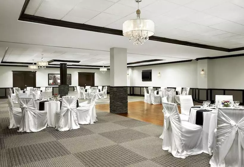 Four Points By Sheraton Hotel & Suites Calgary West