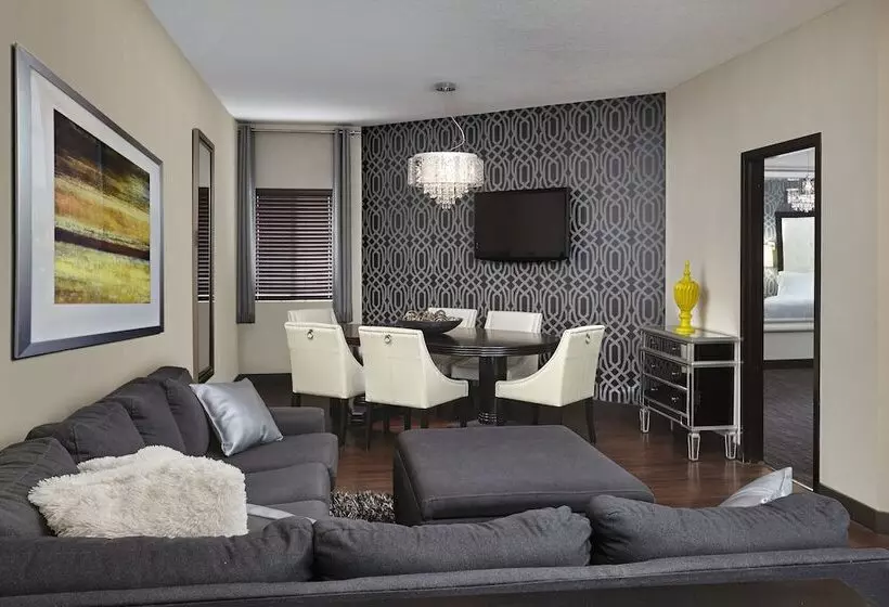 Four Points By Sheraton Hotel & Suites Calgary West