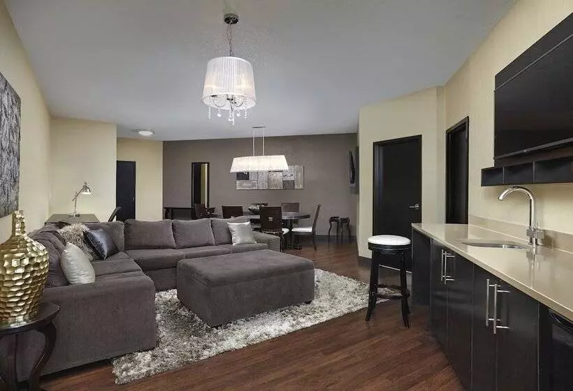 Four Points By Sheraton Hotel & Suites Calgary West