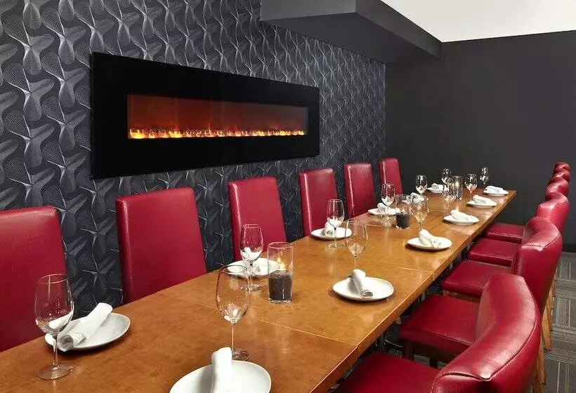 Four Points By Sheraton Hotel & Suites Calgary West