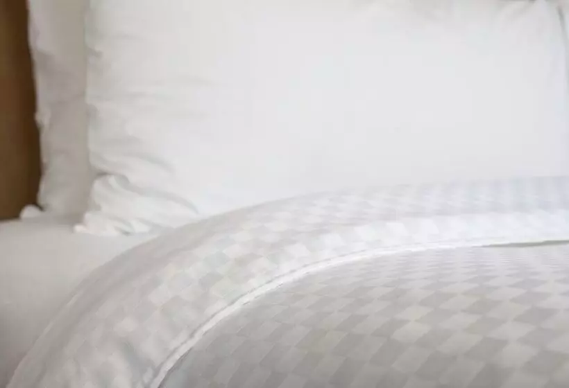 Four Points By Sheraton Hotel & Suites Calgary West