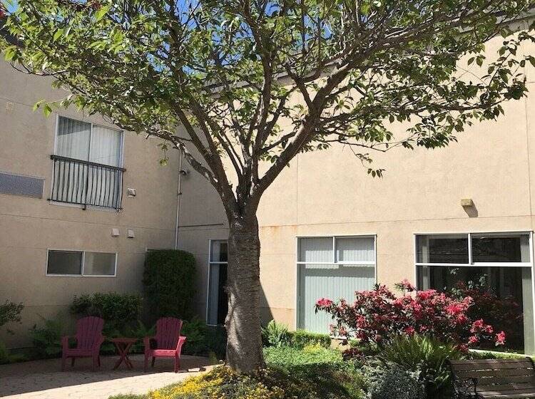 Отель Powell River Town Centre