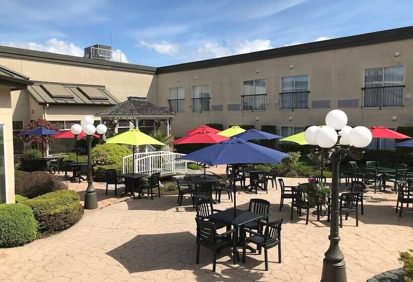 Отель Powell River Town Centre