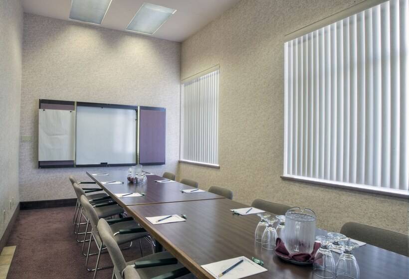 Отель Powell River Town Centre