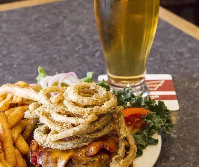 Отель Powell River Town Centre