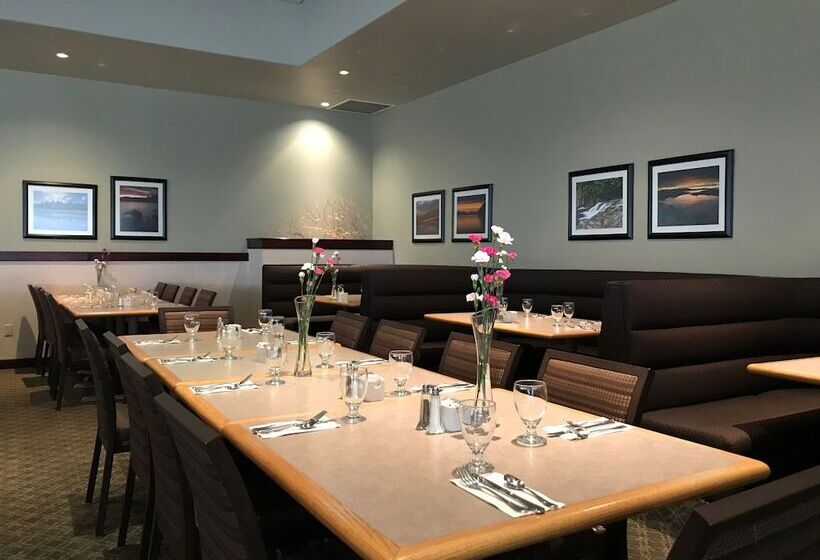 Отель Powell River Town Centre