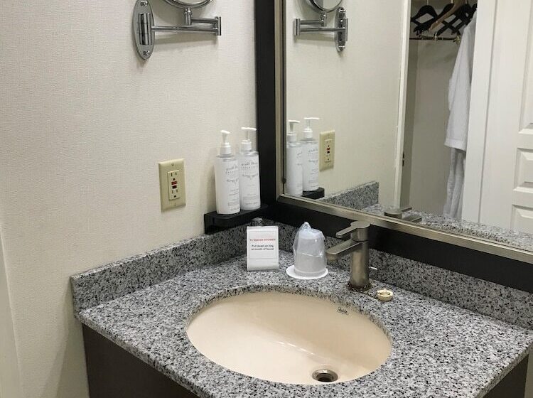 Отель Powell River Town Centre