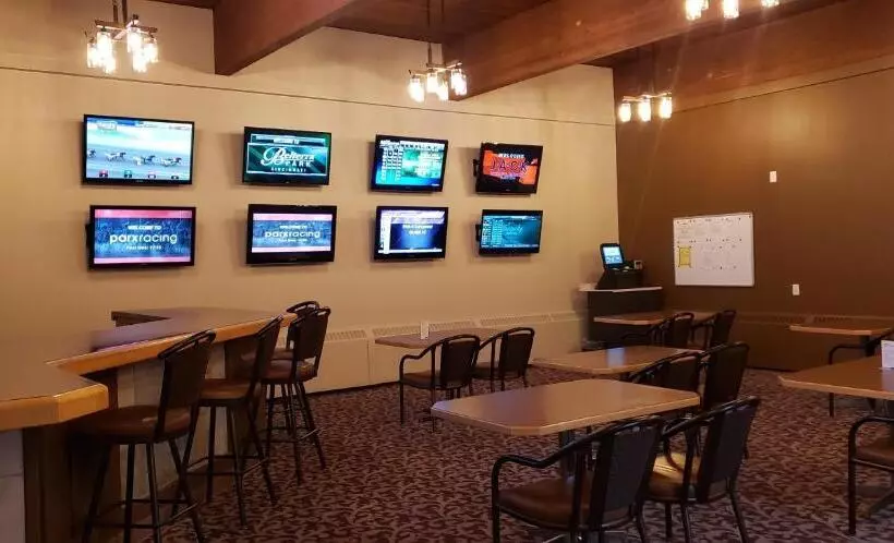 Отель Super 8 By Wyndham Spruce Grove