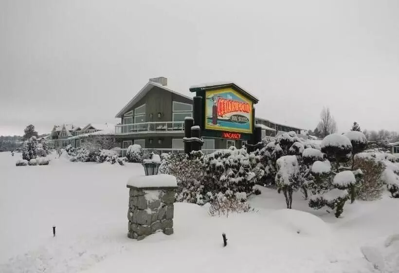 Отель The Cedarwood Inn & Suites