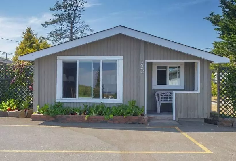 Отель The Cedarwood Inn & Suites