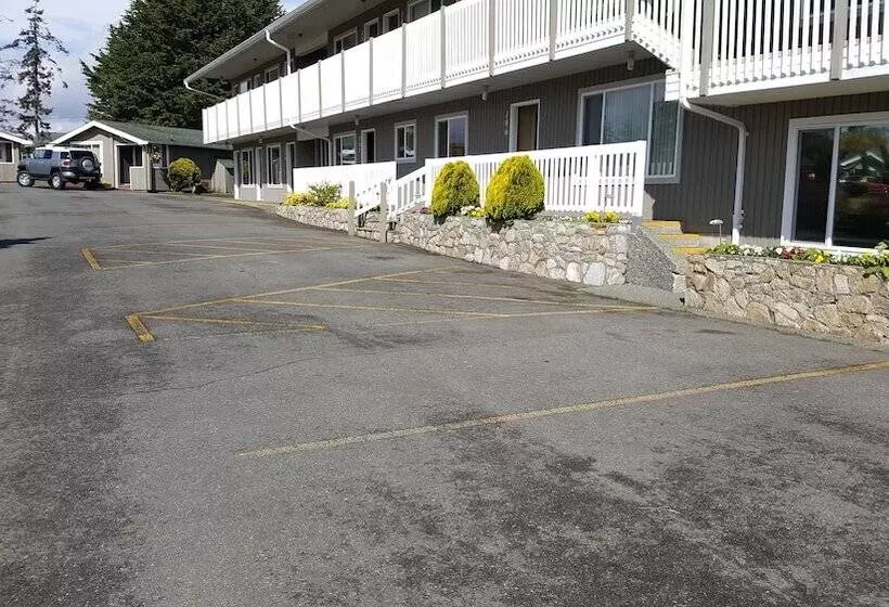 Отель The Cedarwood Inn & Suites