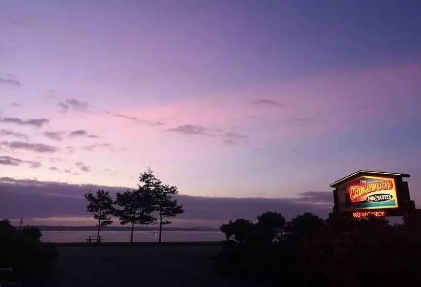 Отель The Cedarwood Inn & Suites