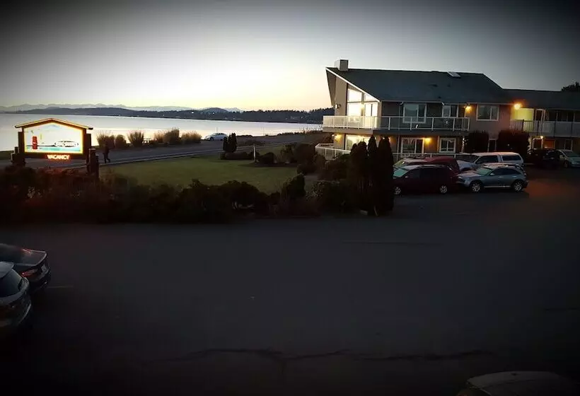 Отель The Cedarwood Inn & Suites