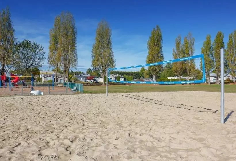 Отель The Cedarwood Inn & Suites