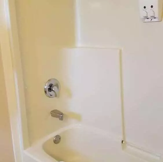 Отель The Cedarwood Inn & Suites