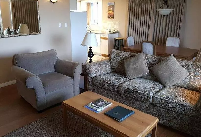 Отель The Cedarwood Inn & Suites