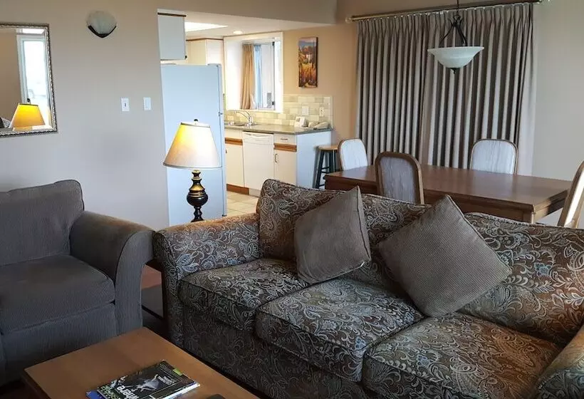 Отель The Cedarwood Inn & Suites