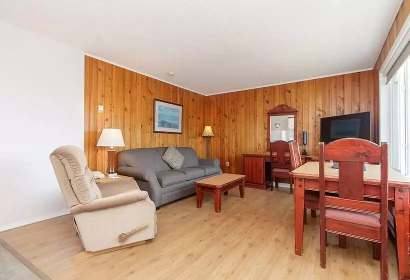 Отель The Cedarwood Inn & Suites