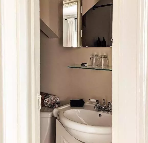 בית מלון כפרי The Cooper S Inn