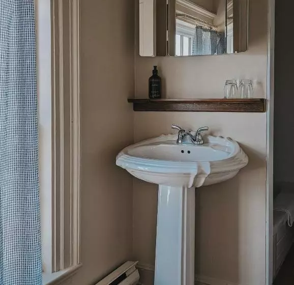 בית מלון כפרי The Cooper S Inn