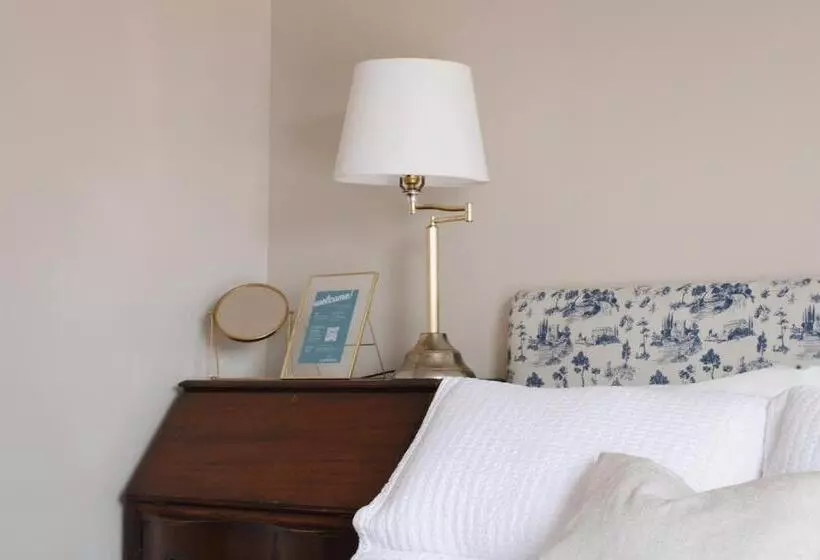 בית מלון כפרי The Cooper S Inn