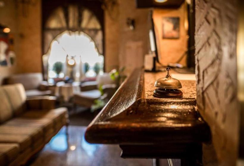 هتل Champ De Mars Montreal