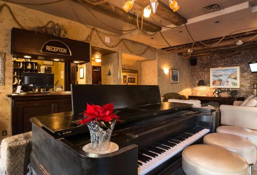 هتل Champ De Mars Montreal