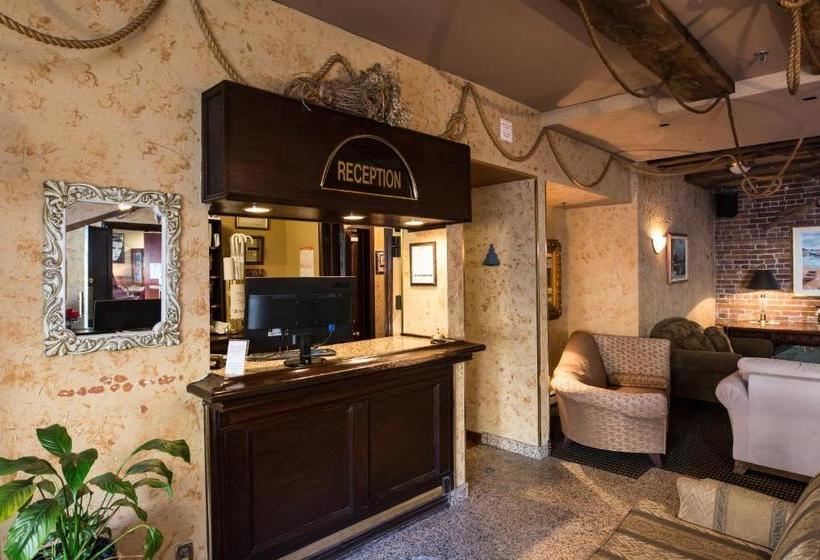 هتل Champ De Mars Montreal